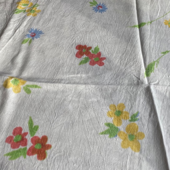 Vintage linen flowered tablecloth 50x64 - Picture 3 of 11